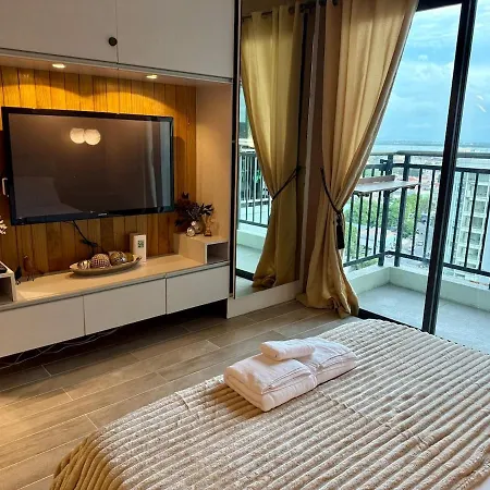 Studio Unit With Netflix